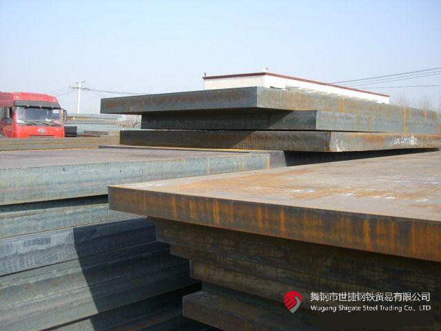 “這是我們研發(fā)的又一個(gè)國內(nèi)首發(fā)產(chǎn)品——174mm的高端特厚鉻鉬鋼板，一共11塊，將替代進(jìn)口，獨(dú)家應(yīng)用于江蘇某重點(diǎn)技改項(xiàng)目核心裝置——氨合成反應(yīng)器的制造！”9月5日，在河鋼集團(tuán)舞鋼公司產(chǎn)線上，看著一批鋼板即將裝車發(fā)往客戶，科技部研發(fā)人員李某某一臉自豪。  該產(chǎn)品的各項(xiàng)要求在此類鋼板中堪稱“史上最嚴(yán)”。由于該項(xiàng)目中的氨合成反應(yīng)器需要在高溫、高壓及氫腐蝕等極端條件下使用，對(duì)所需鋼鐵材料有著極為嚴(yán)苛的要求，對(duì)該類鋼板的生產(chǎn)研發(fā)來說堪稱“史上最嚴(yán)”。舞鋼公司在客戶項(xiàng)目設(shè)計(jì)的前期，就積極充分發(fā)揮技術(shù)優(yōu)勢(shì)，結(jié)合針對(duì)該項(xiàng)目所量身打造的科研攻關(guān)團(tuán)隊(duì)，與用戶深入對(duì)接，為其設(shè)計(jì)滿足該項(xiàng)目個(gè)性化需求的高端特厚鋼板。在研發(fā)過程中，針對(duì)鋼板的模擬焊后熱處理工藝溫度及檢驗(yàn)技術(shù)難度在該厚度范圍為行業(yè)最嚴(yán)、居國際領(lǐng)先水平的客觀實(shí)際，舞鋼公司加大技術(shù)創(chuàng)新力度，創(chuàng)新設(shè)計(jì)軋制、熱處理工藝，一舉攻克了高溫長時(shí)模擬焊后特厚鋼板全厚度界面低溫沖擊功參數(shù)較差的行業(yè)共性技術(shù)難題，并全流程嚴(yán)格把控工藝技術(shù)質(zhì)量管理，最終打造出探傷合格率和性能合格率均為100%且極具舞鋼特色的高端特厚鉻鉬鋼板，產(chǎn)品各項(xiàng)技術(shù)指標(biāo)處于國際領(lǐng)先水平，贏得了客戶稱贊。