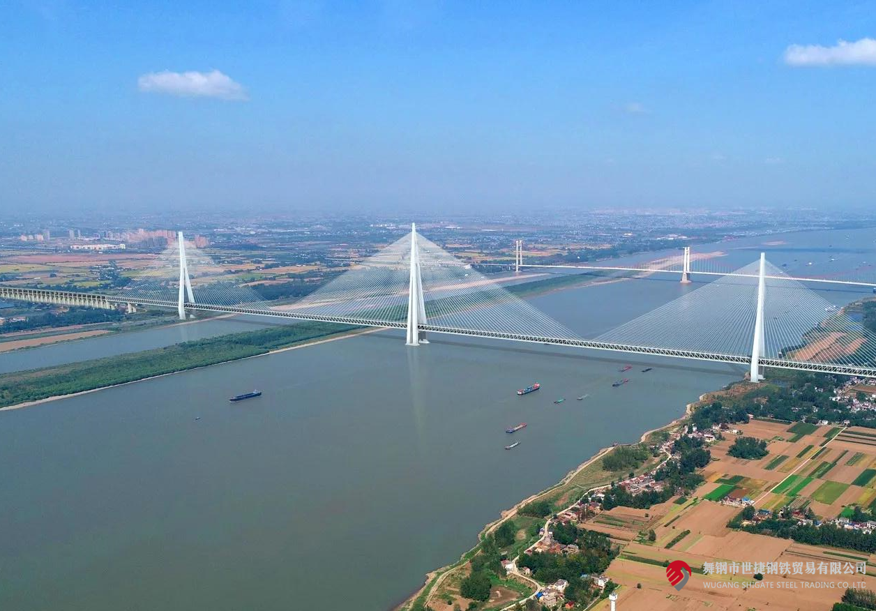 4月10日，中央電視臺(tái)《新聞聯(lián)播》和《東方時(shí)空》節(jié)目同時(shí)播報(bào)了世界最大跨度三塔斜拉橋——馬鞍山長(zhǎng)江公鐵大橋主塔開始吊裝的消息。該項(xiàng)目建設(shè)過程中，河鋼集團(tuán)舞鋼公司累計(jì)為其供應(yīng)高級(jí)別橋梁鋼板Q370qE、Q420qE、Q500qE近6萬噸，用于該橋關(guān)鍵部位建設(shè)。其中，批量供貨的高級(jí)別橋梁鋼Q500qE各項(xiàng)技術(shù)指標(biāo)世界領(lǐng)先。目前，舞鋼高端橋梁鋼實(shí)現(xiàn)了從Q345到Q690級(jí)別的全覆蓋。    2219e9e1e81cd18f2738bf2b469e6b98.png  近年來，舞鋼加速“兩個(gè)結(jié)構(gòu)”優(yōu)化，以高端客戶需求和產(chǎn)業(yè)鏈高質(zhì)量發(fā)展為導(dǎo)向，不斷推動(dòng)技術(shù)和產(chǎn)品升級(jí)。針對(duì)項(xiàng)目需求，舞鋼成立攻關(guān)團(tuán)隊(duì)，與客戶深度對(duì)接，精心設(shè)計(jì)生產(chǎn)保供方案，通過精確控制冶煉過程，確保了鋼板內(nèi)部質(zhì)量穩(wěn)定；創(chuàng)新軋制、熱處理工藝，攻克制約鋼板強(qiáng)度提升的工藝瓶頸，確保了鋼板各項(xiàng)性能全部滿足客戶要求。  為了保證在極短的交貨期內(nèi)實(shí)現(xiàn)高質(zhì)量交貨，舞鋼集中各類優(yōu)勢(shì)資源，創(chuàng)新橋梁鋼生產(chǎn)工藝，將交貨期縮短了約5天時(shí)間。在客戶的加工使用、安裝等各環(huán)節(jié)，舞鋼技術(shù)營(yíng)銷服務(wù)團(tuán)隊(duì)及進(jìn)跟進(jìn)，為其提供精準(zhǔn)、專業(yè)的服務(wù)，贏得了客戶信賴。  馬鞍山長(zhǎng)江公鐵大橋單跨1120米，雙跨連續(xù)跨度2240米；中塔塔高345米，相當(dāng)于115層樓，為目前世界最高橋塔；承臺(tái)長(zhǎng)89.2米、寬54.7米，平面面積近5000平方米，相當(dāng)于8個(gè)標(biāo)準(zhǔn)籃球場(chǎng)，為目前世界最大規(guī)模的橋梁樁基礎(chǔ)。