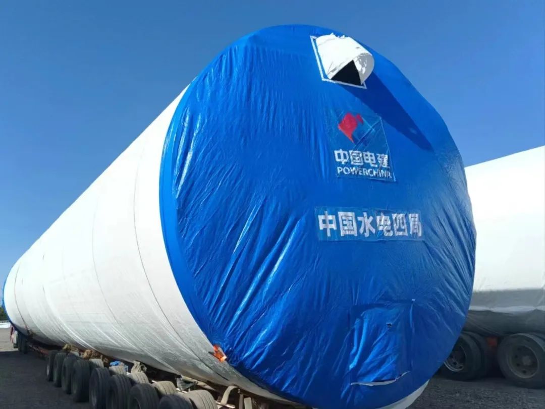 河鋼集團舞鋼生產(chǎn)的一批高端風(fēng)電項目用鋼板如期發(fā)往客戶，將用于新彊吐魯番市重點能源項目——廣東能源托克遜縣100萬千瓦風(fēng)電項目的風(fēng)電塔筒制造。目前，舞鋼已累計向該項目供應(yīng)高端風(fēng)電項目用鋼板近2萬噸。 在供貨過程中，舞鋼強化項目跟蹤和技術(shù)營銷，針對該項目設(shè)計和建設(shè)所需，為用戶設(shè)計從生產(chǎn)到供貨以及后期服務(wù)的一攬子解決方案。在生產(chǎn)過程中，舞鋼根據(jù)客戶所需，不斷推動工藝和流程優(yōu)化，先后攻克冶煉和軋制環(huán)節(jié)的多個難題，滿足了客戶對鋼板表面質(zhì)量的特殊需求，并保證了按期高質(zhì)量交付。 廣東能源托克遜縣100萬千瓦風(fēng)電項目（一期50萬千瓦）位于新疆維吾爾自治區(qū)吐魯番市托克遜縣，屬于小草湖風(fēng)區(qū)。風(fēng)電場距離托克遜縣僅14公里，距烏魯木齊市約130公里。海拔集中在45至125米，場地開闊，地形較平坦，地勢東南部低、西北部高。本工程擬安裝50臺風(fēng)力發(fā)電機組，機組塔高126.1米，總工程量約26000噸，是新疆首個直徑超過6米的單機容量達(dá)10兆瓦的非分片式風(fēng)電塔筒。  此項目為新建工程，地處新疆傳統(tǒng)九大風(fēng)區(qū)之一的吐魯番西部風(fēng)區(qū)核心位置，擁有得天獨厚的自然資源，與吐魯番市、烏魯木齊兩大用電負(fù)荷中心接壤，具備天然的負(fù)荷消納優(yōu)勢。項目投產(chǎn)后，年上網(wǎng)電量約23億千瓦時，可節(jié)約標(biāo)準(zhǔn)煤約70萬噸，每年可減少二氧化碳排放233萬噸，將具有良好的經(jīng)濟效益和生態(tài)效益。  百萬千瓦級風(fēng)電項目的開工建設(shè)，標(biāo)志著吐魯番市在打造千萬千瓦級大型清潔能源基地的征程上又邁出了跨越式的一步，將有力推動吐魯番綠色新能源產(chǎn)業(yè)進(jìn)入發(fā)展新時期，為建設(shè)全疆經(jīng)濟高質(zhì)量發(fā)展示范區(qū)提供新的、強有力的支撐。