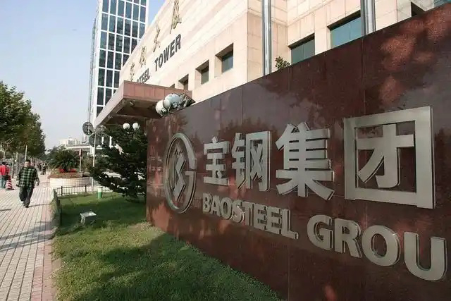 鋼鐵行業(yè)是全球工業(yè)體系中的重要支柱之一,其產(chǎn)品廣泛應(yīng)用于基礎(chǔ)設(shè)施建設(shè)、機械制造、汽車工業(yè)等領(lǐng)域。隨著全球工業(yè)化進程的不斷深入,鋼鐵行業(yè)呈現(xiàn)出國際化競爭格局。在眾多鋼鐵制造企業(yè)中,有6家公司以其出色的經(jīng)營業(yè)績和強大的市場地位脫穎而出,成為了世界鋼鐵制造業(yè)的領(lǐng)軍企業(yè)。  第一，是總部位于中國的寶鋼集團。寶鋼集團創(chuàng)立于1992年,作為中國最大的鋼鐵生產(chǎn)企業(yè),其年產(chǎn)鋼鐵超過1億噸,在全球鋼鐵企業(yè)中居首位。寶鋼集團擁有先進的煉鋼技術(shù)和完善的產(chǎn)業(yè)鏈,產(chǎn)品涵蓋了碳鋼、合金鋼、不銹鋼等多個品類,廣泛應(yīng)用于汽車、家電、建筑等領(lǐng)域。在國內(nèi)市場上,寶鋼集團占據(jù)主導地位,同時也積極拓展海外市場,在全球范圍內(nèi)享有較高的品牌知名度。   第二，是同樣總部設(shè)在中國的武鋼集團。武鋼集團成立于1958年,是中國最早的鋼鐵生產(chǎn)企業(yè)之一,擁有悠久的歷史和豐富的生產(chǎn)經(jīng)驗。該集團主營碳鋼和合金鋼的生產(chǎn),年產(chǎn)量超過5000萬噸,位居全球第二。武鋼集團不僅在國內(nèi)市場占有重要地位,同時也積極開拓海外市場,產(chǎn)品遠銷歐洲、東南亞等地區(qū)。近年來,武鋼集團通過并購重組等方式不斷擴大產(chǎn)能,提升了其在全球鋼鐵行業(yè)的影響力。   第三，是總部位于印度的塔塔鋼鐵公司。塔塔鋼鐵公司成立于1907年,是全球歷史最悠久的鋼鐵制造企業(yè)之一。該公司年產(chǎn)鋼鐵超過1800萬噸,產(chǎn)品涵蓋了碳鋼、合金鋼、不銹鋼等種類,廣泛應(yīng)用于汽車、基礎(chǔ)設(shè)施、機械制造等領(lǐng)域。憑借雄厚的技術(shù)實力和優(yōu)秀的管理團隊,塔塔鋼鐵公司在全球鋼鐵市場上占據(jù)了重要地位,在發(fā)展中國家市場尤其具有優(yōu)勢。   第四，是總部位于日本的新日鐵住金株式會社。新日鐵住金株式會社是日本最大的鋼鐵制造企業(yè),年產(chǎn)鋼鐵約4500萬噸,位居全球第四。該公司擁有業(yè)內(nèi)領(lǐng)先的技術(shù)水平,在煉鋼、軋鋼等工藝上均有很強的競爭力。同時,新日鐵住金還積極推動產(chǎn)品創(chuàng)新,開發(fā)出多種高性能鋼材,廣泛應(yīng)用于汽車制造、電子電器等行業(yè)。憑借雄厚的技術(shù)實力和優(yōu)質(zhì)的產(chǎn)品,新日鐵住金在日本國內(nèi)以及東亞地區(qū)市場占據(jù)主導地位。   第五,是總部位于韓國的POSCO。POSCO創(chuàng)立于1968年,是韓國最大的鋼鐵制造企業(yè),年產(chǎn)鋼鐵約4000萬噸。POSCO在煉鋼技術(shù)、產(chǎn)品研發(fā)等方面均處于業(yè)內(nèi)領(lǐng)先水平,旗下?lián)碛卸嗉液Ｍ庾庸?業(yè)務(wù)覆蓋全球主要市場。近年來,POSCO不斷優(yōu)化產(chǎn)品結(jié)構(gòu),提升高附加值鋼材的占比,在汽車制造、電子等領(lǐng)域具有較強的市場競爭力。憑借優(yōu)秀的經(jīng)營業(yè)績和穩(wěn)健的財務(wù)狀況,POSCO在全球鋼鐵行業(yè)中占據(jù)重要地位。   第六,是總部位于美國的美國鋼鐵公司。美國鋼鐵公司創(chuàng)立于1901年,是美國最大的鋼鐵制造企業(yè),年產(chǎn)鋼鐵約1600萬噸。該公司在碳鋼、不銹鋼等品類的生產(chǎn)上均具有較強的技術(shù)實力,產(chǎn)品廣泛應(yīng)用于汽車制造、基礎(chǔ)設(shè)施建設(shè)等領(lǐng)域。近年來,美國鋼鐵公司通過資產(chǎn)重組和技術(shù)創(chuàng)新等措施,不斷提升自身競爭力,在北美市場保持領(lǐng)先地位。   舉報/反饋