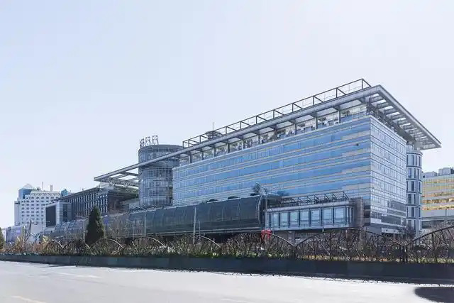鋼鐵行業(yè)是全球工業(yè)體系中的重要支柱之一,其產(chǎn)品廣泛應(yīng)用于基礎(chǔ)設(shè)施建設(shè)、機械制造、汽車工業(yè)等領(lǐng)域。隨著全球工業(yè)化進程的不斷深入,鋼鐵行業(yè)呈現(xiàn)出國際化競爭格局。在眾多鋼鐵制造企業(yè)中,有6家公司以其出色的經(jīng)營業(yè)績和強大的市場地位脫穎而出,成為了世界鋼鐵制造業(yè)的領(lǐng)軍企業(yè)。  第一，是總部位于中國的寶鋼集團。寶鋼集團創(chuàng)立于1992年,作為中國最大的鋼鐵生產(chǎn)企業(yè),其年產(chǎn)鋼鐵超過1億噸,在全球鋼鐵企業(yè)中居首位。寶鋼集團擁有先進的煉鋼技術(shù)和完善的產(chǎn)業(yè)鏈,產(chǎn)品涵蓋了碳鋼、合金鋼、不銹鋼等多個品類,廣泛應(yīng)用于汽車、家電、建筑等領(lǐng)域。在國內(nèi)市場上,寶鋼集團占據(jù)主導地位,同時也積極拓展海外市場,在全球范圍內(nèi)享有較高的品牌知名度。   第二，是同樣總部設(shè)在中國的武鋼集團。武鋼集團成立于1958年,是中國最早的鋼鐵生產(chǎn)企業(yè)之一,擁有悠久的歷史和豐富的生產(chǎn)經(jīng)驗。該集團主營碳鋼和合金鋼的生產(chǎn),年產(chǎn)量超過5000萬噸,位居全球第二。武鋼集團不僅在國內(nèi)市場占有重要地位,同時也積極開拓海外市場,產(chǎn)品遠銷歐洲、東南亞等地區(qū)。近年來,武鋼集團通過并購重組等方式不斷擴大產(chǎn)能,提升了其在全球鋼鐵行業(yè)的影響力。   第三，是總部位于印度的塔塔鋼鐵公司。塔塔鋼鐵公司成立于1907年,是全球歷史最悠久的鋼鐵制造企業(yè)之一。該公司年產(chǎn)鋼鐵超過1800萬噸,產(chǎn)品涵蓋了碳鋼、合金鋼、不銹鋼等種類,廣泛應(yīng)用于汽車、基礎(chǔ)設(shè)施、機械制造等領(lǐng)域。憑借雄厚的技術(shù)實力和優(yōu)秀的管理團隊,塔塔鋼鐵公司在全球鋼鐵市場上占據(jù)了重要地位,在發(fā)展中國家市場尤其具有優(yōu)勢。   第四，是總部位于日本的新日鐵住金株式會社。新日鐵住金株式會社是日本最大的鋼鐵制造企業(yè),年產(chǎn)鋼鐵約4500萬噸,位居全球第四。該公司擁有業(yè)內(nèi)領(lǐng)先的技術(shù)水平,在煉鋼、軋鋼等工藝上均有很強的競爭力。同時,新日鐵住金還積極推動產(chǎn)品創(chuàng)新,開發(fā)出多種高性能鋼材,廣泛應(yīng)用于汽車制造、電子電器等行業(yè)。憑借雄厚的技術(shù)實力和優(yōu)質(zhì)的產(chǎn)品,新日鐵住金在日本國內(nèi)以及東亞地區(qū)市場占據(jù)主導地位。   第五,是總部位于韓國的POSCO。POSCO創(chuàng)立于1968年,是韓國最大的鋼鐵制造企業(yè),年產(chǎn)鋼鐵約4000萬噸。POSCO在煉鋼技術(shù)、產(chǎn)品研發(fā)等方面均處于業(yè)內(nèi)領(lǐng)先水平,旗下?lián)碛卸嗉液Ｍ庾庸?業(yè)務(wù)覆蓋全球主要市場。近年來,POSCO不斷優(yōu)化產(chǎn)品結(jié)構(gòu),提升高附加值鋼材的占比,在汽車制造、電子等領(lǐng)域具有較強的市場競爭力。憑借優(yōu)秀的經(jīng)營業(yè)績和穩(wěn)健的財務(wù)狀況,POSCO在全球鋼鐵行業(yè)中占據(jù)重要地位。   第六,是總部位于美國的美國鋼鐵公司。美國鋼鐵公司創(chuàng)立于1901年,是美國最大的鋼鐵制造企業(yè),年產(chǎn)鋼鐵約1600萬噸。該公司在碳鋼、不銹鋼等品類的生產(chǎn)上均具有較強的技術(shù)實力,產(chǎn)品廣泛應(yīng)用于汽車制造、基礎(chǔ)設(shè)施建設(shè)等領(lǐng)域。近年來,美國鋼鐵公司通過資產(chǎn)重組和技術(shù)創(chuàng)新等措施,不斷提升自身競爭力,在北美市場保持領(lǐng)先地位。   舉報/反饋