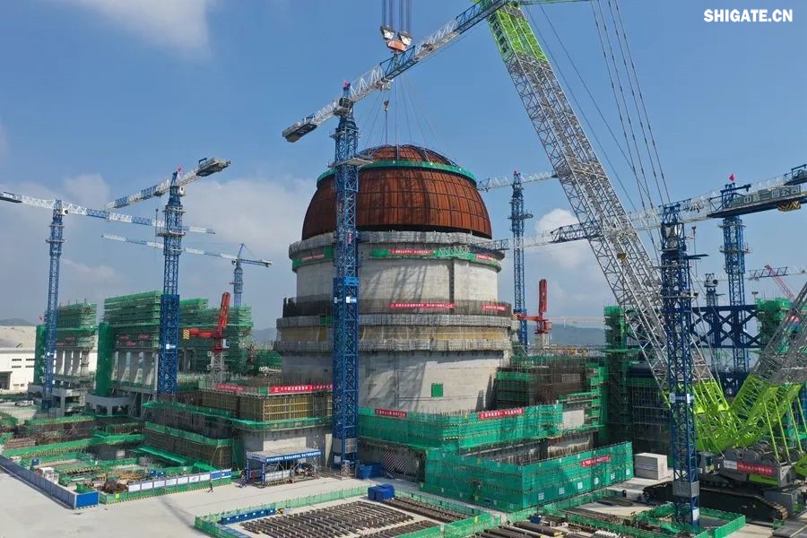 近日，“華龍一號”批量化建設(shè)項目——漳州核電項目2號機組熱態(tài)性能試驗順利完成。河鋼集團舞鋼公司生產(chǎn)的高端核電鋼板批量應(yīng)用在漳州核電項目1~4號機組的穩(wěn)壓器、蒸汽發(fā)生器、人員閘門、設(shè)備閘門、硼注箱等核島級關(guān)鍵設(shè)備制造。  舞鋼公司堅定特鋼思路，依托自身深厚的技術(shù)積淀，不斷開發(fā)更多滿足市場需求的高端核電鋼。針對漳州核電項目用鋼特點，舞鋼公司組建專項技術(shù)團隊，進一步完善核電鋼板質(zhì)量保證體系，優(yōu)化冶煉、軋制與熱處理工藝，確保了生產(chǎn)出的高端核電用鋼板性能穩(wěn)定，滿足了客戶需求，成功實現(xiàn)批量應(yīng)用，為“華龍一號”核電項目建設(shè)提供了重要的材料保障，助力我國核電產(chǎn)業(yè)發(fā)展。     b5c22239-6b29-4959-9963-b9c789c943c8.jpg     漳州核電項目是我國自主三代核電技術(shù)“華龍一號”批量化建設(shè)的始發(fā)地，也是全球最大的“華龍一號”核電基地，規(guī)劃建設(shè)6臺“華龍一號”核電機組，總裝機容量720萬千瓦，全部投產(chǎn)后年發(fā)電量超600億千瓦時。  從秦山核電站到漳州核電項目，從常規(guī)島到核島，舞鋼公司生產(chǎn)的核電鋼板深度參與了我國眾多核電項目建設(shè)。隨著“華龍一號”批量化建設(shè)的快速推進，舞鋼公司將繼續(xù)以“科技創(chuàng)新和技術(shù)營銷”為兩大引擎，助推“雙碳”目標實現(xiàn)，促進全球清潔能源發(fā)展貢獻“中國方案”。