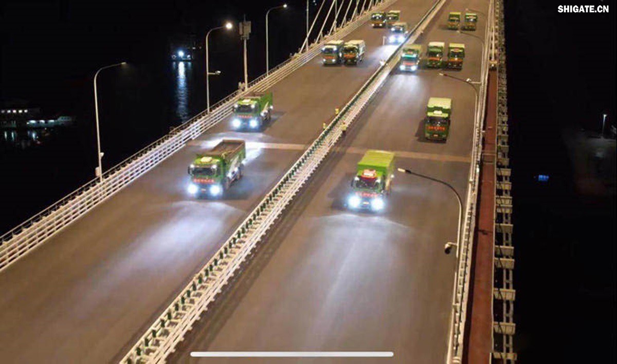 6月16日22時，世界最大跨度斜拉橋——常泰長江大橋燈火通明，車聲轟鳴，一場通車前的“極限挑戰(zhàn)”正緊張進(jìn)行。30輛總重達(dá)1200噸的四軸加載車，分批列隊駛上橋面預(yù)先劃定的?？奎c，并由提前布置在橋梁各關(guān)鍵部位的869個傳感器開展實時監(jiān)測，采集測試數(shù)據(jù)。由此，大橋跨江公鐵合建段主橋橋梁荷載試驗全面啟動。    AA1GQ79M.jpg    這次荷載試驗覆蓋范圍具體包括1座主跨1208米斜拉橋、2座主跨388米鋼桁拱專用航道橋、1座非通航道孔橋以及南北兩座引橋，共設(shè)計119個靜載工況和111個動載工況。其中，最大對稱靜力加載工況將動用110輛四軸加載車，總重達(dá)4400噸。試驗將持續(xù)一周，分五個階段進(jìn)行。試驗首日在錄安洲非通航孔橋和常州側(cè)公鐵合建段引橋?qū)嵤? 常泰長江大橋是連通常州與泰興的跨江通道，是長江上首座集高速公路、城際鐵路和普通公路三種功能于一體的雙層復(fù)合型橋梁，計劃于今年年內(nèi)基本建成。它的上層為雙向六車道高速公路，下層為雙線城際鐵路和普通公路。如此復(fù)雜的結(jié)構(gòu)，如何確保它在未來百年服役中安全可靠？答案就藏在荷載試驗中。    AA1GQduQ.jpg    荷載試驗堪稱橋梁通車前的“綜合大考”，是確保橋梁安全運營的“體檢報告”。江蘇省交通工程建設(shè)局常泰長江大橋建設(shè)指揮部現(xiàn)場常務(wù)副指揮長夏鵬飛介紹，“荷載試驗是檢測橋梁結(jié)構(gòu)安全和承載能力的重要手段，通過科學(xué)的加載測試和數(shù)據(jù)采集分析，驗證實際成橋狀態(tài)與理論設(shè)計的鍥合度，確保常泰長江大橋運營安全?！笨紤]到大橋主體采用鋼結(jié)構(gòu)和鋼-混凝土組合結(jié)構(gòu)，為最大限度減少晝夜溫差對測試數(shù)據(jù)的影響，所有試驗均安排在夜間實施。  通過一系列科學(xué)嚴(yán)謹(jǐn)?shù)暮奢d測試，這座世界級多功能大橋的實際性能將得到充分檢驗，為常泰長江大橋后續(xù)安全通車運營提供至關(guān)重要的數(shù)據(jù)支撐。