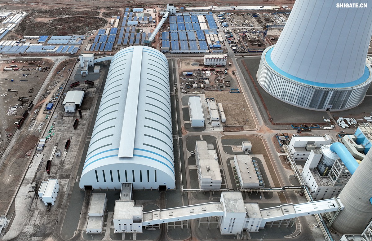 9月4日，我國首個(gè)“沙戈荒”新能源外送基地——新疆華電哈密2×100萬千瓦煤電項(xiàng)目建成投產(chǎn)，經(jīng)過為期半個(gè)多月試運(yùn)行，狀況良好。在該項(xiàng)目建設(shè)過程中，河鋼集團(tuán)舞鋼公司高端容器鋼板替代進(jìn)口，獨(dú)家用于項(xiàng)目所需國內(nèi)首批100萬千瓦高效超超臨界純?nèi)夹陆邏A煤鍋爐等核心設(shè)備的制作，為國家重點(diǎn)新能源項(xiàng)目建設(shè)作出突出貢獻(xiàn)。    新疆華電哈密2×100萬千瓦煤電項(xiàng)目是國家十四五重點(diǎn)能源項(xiàng)目，新疆天山北麓戈壁能源基地重要組成部分，也是我國首個(gè)“沙戈荒”新能源外送基地首批機(jī)組和“疆電入渝”首批電源項(xiàng)目。新疆天山北麓戈壁能源基地通過“風(fēng)光火熱儲(chǔ)一體化”模式，推動(dòng)新能源高比例外送，對(duì)優(yōu)化電力資源配置、促進(jìn)區(qū)域協(xié)調(diào)發(fā)展具有重要意義。    640.jpg     河鋼集團(tuán)舞鋼公司依靠科技創(chuàng)新和技術(shù)進(jìn)步，不斷提升核心競(jìng)爭(zhēng)力。圍繞市場(chǎng)和客戶需求，在產(chǎn)品創(chuàng)新上下足功夫，做到研發(fā)一代、生產(chǎn)一代、儲(chǔ)備一代，加快鋼鐵產(chǎn)品由“原料級(jí)”向“材料級(jí)”轉(zhuǎn)變，不斷提升產(chǎn)品價(jià)值和客戶服務(wù)能力。針對(duì)項(xiàng)目方要樹立“戈壁綠電新標(biāo)桿”的理念，河鋼集團(tuán)舞鋼公司與參建單位聯(lián)合，為其生產(chǎn)項(xiàng)目核心關(guān)鍵設(shè)備提供所需鋼板。在生產(chǎn)過程中，科技人員創(chuàng)新工藝，在冶煉、軋鋼環(huán)節(jié)增加3項(xiàng)附加要求，嚴(yán)格跟蹤工藝執(zhí)行，攻克了鋼板表面質(zhì)量易波動(dòng)等行業(yè)難題，確保了鋼板各項(xiàng)指標(biāo)完全滿足客戶需求并按期交付。    新疆華電哈密2×100 萬千瓦煤電項(xiàng)目是國家“十四五” 重點(diǎn)能源項(xiàng)目，也是“疆電入渝”工程的重要配套電源。項(xiàng)目位于哈密三塘湖戈壁腹地，規(guī)劃裝機(jī)容量200萬千瓦。江西水電承建了該項(xiàng)目輸煤系統(tǒng)建筑安裝工程，包括輸煤棧橋、轉(zhuǎn)運(yùn)站、碎煤機(jī)室等關(guān)鍵設(shè)施。自2024年4月開工以來，面對(duì)施工現(xiàn)場(chǎng)自然環(huán)境惡劣和緊張工期等諸多不利因素，江西水電項(xiàng)目團(tuán)隊(duì)齊心協(xié)力、迎難而上，精心組織、科學(xué)管理，統(tǒng)籌抓好安全、質(zhì)量和進(jìn)度，全力推動(dòng)項(xiàng)目建設(shè)，確保了輸煤系統(tǒng)全線設(shè)備安裝、調(diào)試工作順利完成，為機(jī)組燃煤供應(yīng)提供了可靠保障，為首臺(tái)機(jī)組投產(chǎn)奠定了堅(jiān)實(shí)基礎(chǔ)。    b1e903722c7a4f6b8aa0be1839829f67.jpg    在項(xiàng)目建設(shè)過程中，江西水電項(xiàng)目團(tuán)隊(duì)始終堅(jiān)持高標(biāo)準(zhǔn)、嚴(yán)要求，積極與各參建單位協(xié)同作戰(zhàn)，克服了一個(gè)又一個(gè)技術(shù)難題。特別是在1號(hào)機(jī)組順利通過168小時(shí)試運(yùn)行后，項(xiàng)目團(tuán)隊(duì)乘勝追擊，加快推進(jìn)2號(hào)機(jī)組建設(shè)，僅用兩個(gè)月時(shí)間就實(shí)現(xiàn)了2號(hào)機(jī)組的投產(chǎn)，安全、優(yōu)質(zhì)、高效地完成了既定目標(biāo)，實(shí)現(xiàn)年內(nèi)1號(hào)、2號(hào)機(jī)組雙投。    據(jù)了解，新疆華電哈密 2×100 萬千瓦煤電項(xiàng)目采用了國產(chǎn)高效超超臨界間接空冷燃煤機(jī)組，配套建設(shè)了封閉式煤場(chǎng)和210米高鋼結(jié)構(gòu)間冷塔，具有顯著的技術(shù)優(yōu)勢(shì)和環(huán)保效益。投產(chǎn)后，該項(xiàng)目每年預(yù)計(jì)可向重慶輸送電力超360億千瓦時(shí)，并支撐建設(shè)1020萬千瓦新能源項(xiàng)目，每年新增綠電249億千瓦時(shí)，在保障能源供應(yīng)的同時(shí)，為我國碳達(dá)峰碳中和目標(biāo)的實(shí)現(xiàn)貢獻(xiàn)積極力量。